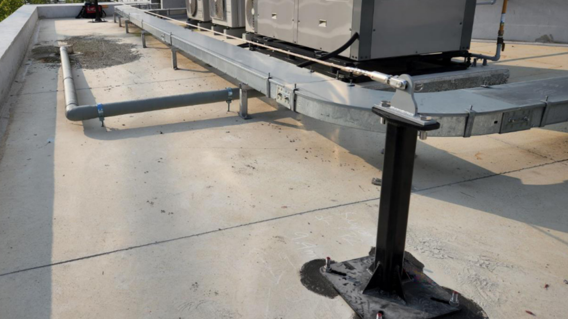 Sustav osiguranja za kretanje po krovu.