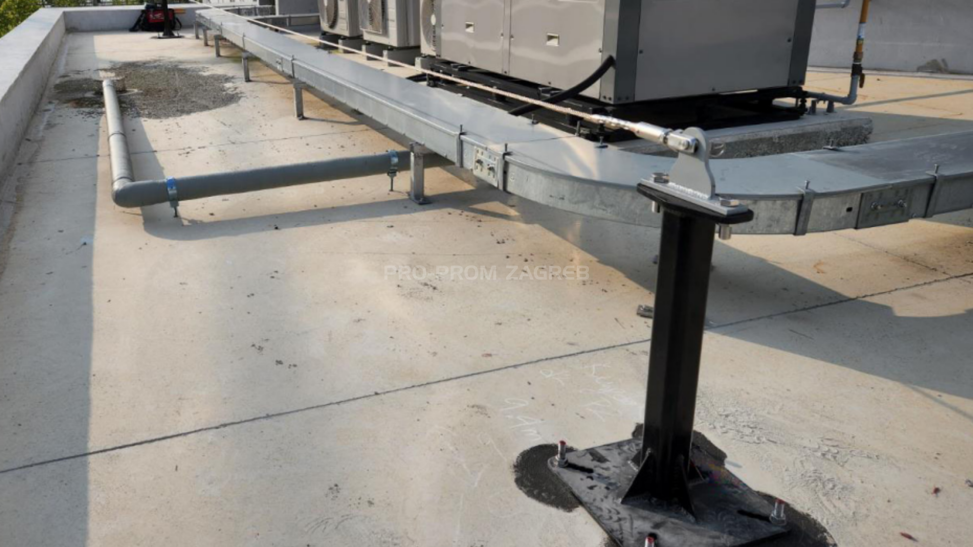 Sustav osiguranja za kretanje po krovu.