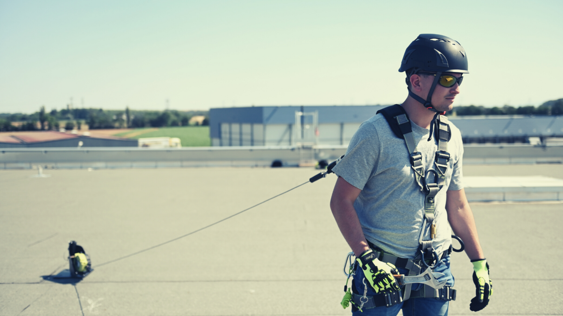 Radnik povezan na sidrišnu točku za siguran rad na visini.